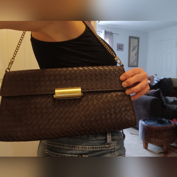 BCBGMAXAZRIA LEATHER SHOULDER BAG, GOLDISH TONE CHAIN STRAP. - Picture 9 of 12